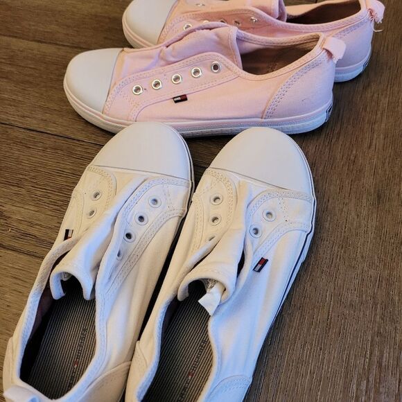 🔸️TWO🔸️pair of Tommy Hilfiger Shoes - Picture 1 of 10